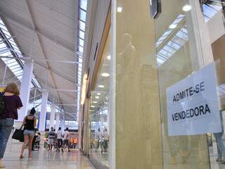 Oferta de empregos é grande no Shopping Campo Grande. Ao menos 12 lojas estão contrando funcionários. (Foto: João Garrigó)
