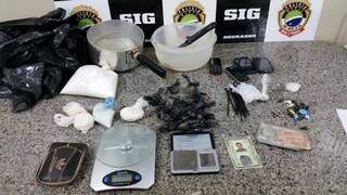 Materiais usados para preparo de cocaína e pacotes com droga e produto usado para mistura encontrados em laboratório de drogas (Foto: Sidney Bronka/94 FM)