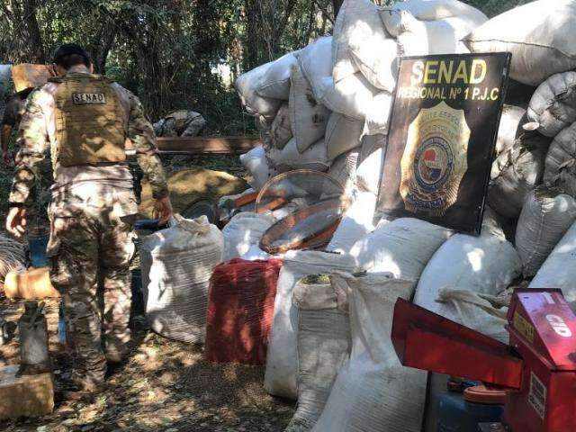 Pol&iacute;cia paraguaia queima 11 toneladas de droga em acampamento do tr&aacute;fico