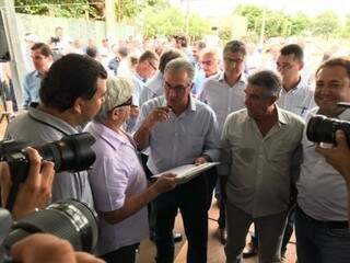 Governador Reinaldo Azambuja (PSDB) durante agenda em Maracaju. (Foto: Bruno Chaves/Governo do Estado).