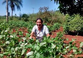 Luzia é viúva e cuida sozinha de um pequeno lote, em que planta de tudo um pouco (Foto: Divulgação/Senar)