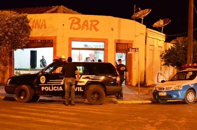 Policias Civil e Militar fiscalizam bares em busca de droga e prendem 2 homens