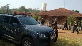 Policiais do DOF durante operação em propriedades rurais no município de Antonio João (Foto: Divulgação)
