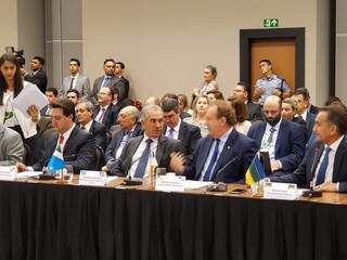 Governador Reinaldo Azambuja (PSDB), no meio, durante reunião em Brasília, nesta quarta-feira (dia 20). (Foto: Clodoaldo Silva/Governo do Estado).