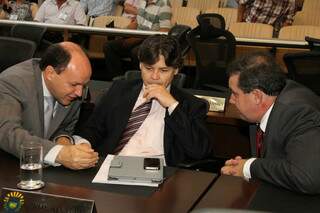 Paulo Duarte (ao centro) também quer trocar mandato de deputado por de prefeito de Corumbá. (foto: Wagner Guimarães)