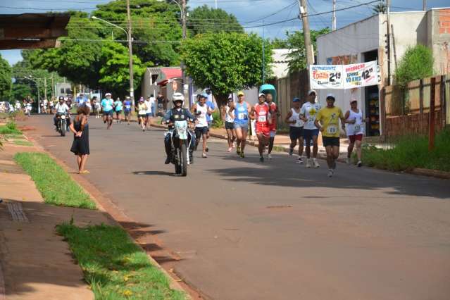 No domingo cedo, largada de corrida de 24 km atrai aten&ccedil;&atilde;o em bairro