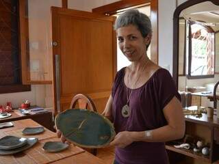Alexandra Camillo mostra peças de seu ateliê, que estão expostas no showroom do espaço. (foto: Thais Pimenta)