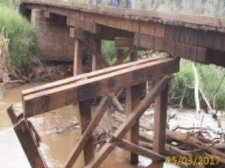 Base de ponte destruída em Coronel Sapucaia (Foto: divulgação / prefeitura)