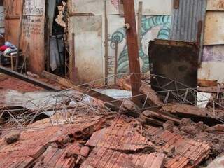 Barraco do loteamento Bom Retiro ficou parcialmente destruído depois que ventania derrubou muro no quarto dos moradores. (Foto: Marcos Ermínio)