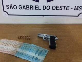 Fantasiado de palhaço, homem é preso com dinheiro e pistola em MS Fantasiado de palhaço, homem é preso com dinheiro e pistola em MS