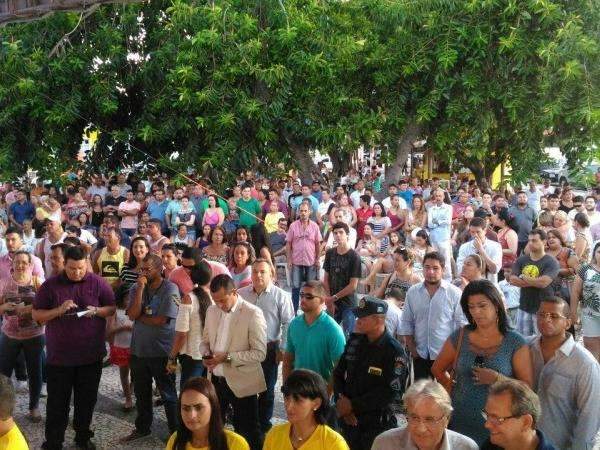 Calor e samba marcam a posse do prefeito e vereadores em Corumb&aacute;