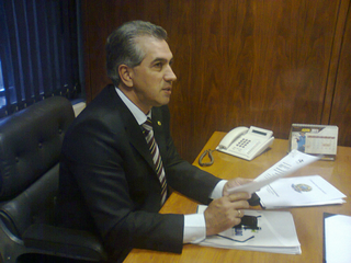 Azambuja mostra o estudo da Embrapa, em seu gabinete na Câmara (Foto: Débora Diniz)