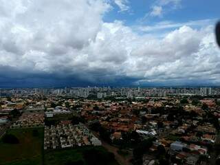 Nuvens carregadas tomaram o céu da Capital (Foto: Luiz Diniz)