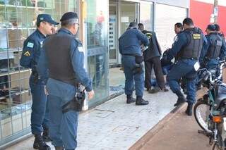 Policiais fazem a identificação dos acusados morto em roubo na Lotérica Parati (Foto: Cleber Gellio)