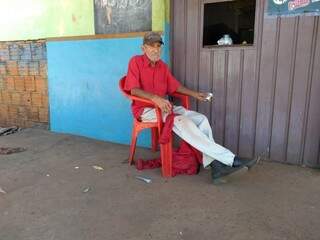 Carlos Santos, de 73 anos, não aguentou a ventania na volta para casa e parou em um bar. (Foto: Miriam Machado)