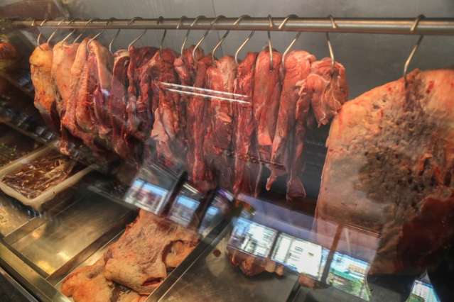 D&oacute;lar alto deve inflacionar produtos e manter carne cara, diz economista