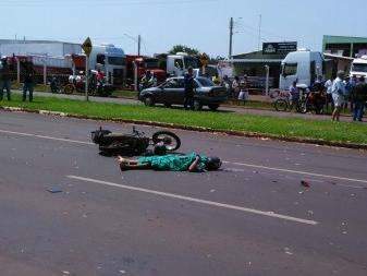 Motociclista morre atropelado ao fugir da polícia na contramão de avenida
