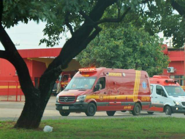 Feridos a facadas e pauladas, homem e travesti pedem socorro em quartel