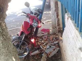 A motocicleta e o muro foram danificados no acidente  (Foto: Direto das Ruas)