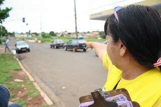 Mulher reclama que no local acontece acidentes com frequencia. (Foto: Marcos Ermínio)