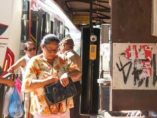 Passageira cata moedas na bolsa para pagar a passagem de ônibus, que amanhã fica mais cara (Foto: Marcos Maluf)
