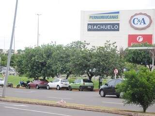 Carros estacionados na faixa amarela, ao lado do Shopping Campo Grande, nesta terça-feira (Foto: Paulo Francis/Arquivo)