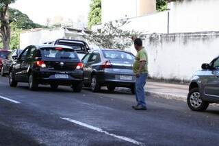 Com a ajuda de um apito, Eduil ajuda os motoristas a estacionarem (Foto: Marcelo Victor)