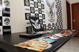 Polícia apresentou dinheiro, drogas e celulares apreendidos com grupo criminoso (Foto: Marcos Ermínio)