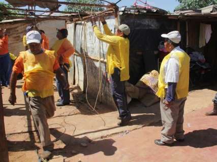 Prefeitura leva 'kit barraco' para famílias retiradas de favela