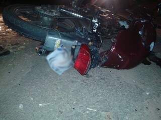 A motocicleta ficou completamente destruída após a colisão.(Foto:Direto das Ruas)