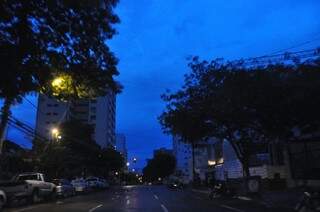 O dia amanhecendo em Campo Grande. O registro foi feito um pouco antes das 6h de hoje. (Foto:Marcelo Calazans) 