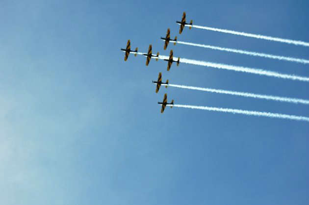 Manobras da Esquadrilha da Fuma&ccedil;a encantam moradores de Costa Rica 