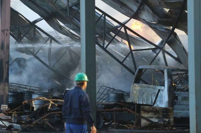 Seis horas de fogo destroem galp&atilde;o com 600 barris de solvente