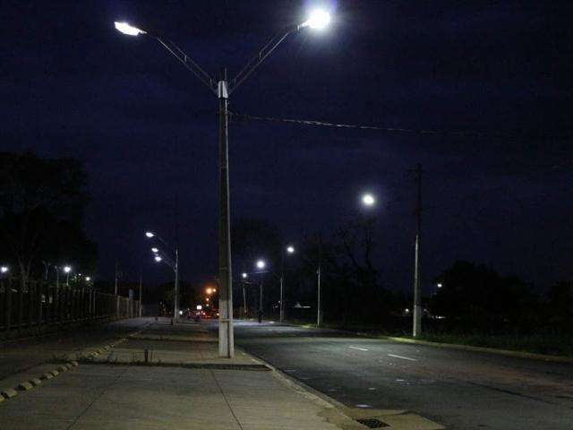 Taxa de ilumina&ccedil;&atilde;o injeta R$ 9,5 milh&otilde;es, mas bairros continuam no escuro