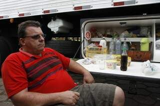 No caminhão há espaço para a pequena geladeira que guarda o indispensável. (foto: Cleber Gellio)