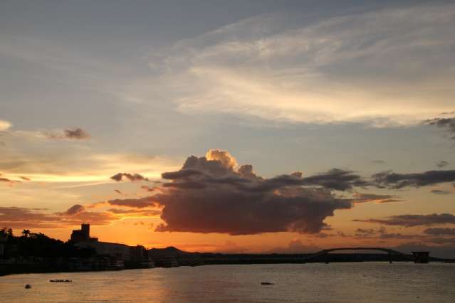 Em Corumb&aacute;, happy hour &eacute; pescar ou s&oacute; contemplar p&ocirc;r do sol no Rio Paraguai