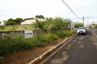 Vários terrenos baldios espalhados pelo bairro deixam os moradores inseguros (Foto: Cleber Gellio)