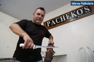 Empresário Carlos Alberto explica que carro chefe do Pacheko’s Restaurante é o churrasco à vontade. (Foto: Fernando Antunes)