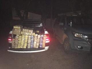 Tabletes da droga estavam espalhados na carroceria da picape. (Foto: Divulgação/DOF) 