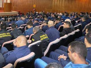 Guardas Municipais lotaram auditório da OAB na manhã desta terça-feira (22) para curso que previne suicídio (Foto: Marcos Maluf)