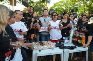 Depois de cortar bolo na frente da Prefeitura, na última quarta-feira, na semana que vem os professores em greve vão distribuir café na Câmara Municipal (Foto: Fernando Antunes)