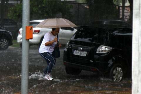 Chuva causa alagamentos e enxurrada arrasta dois veículos