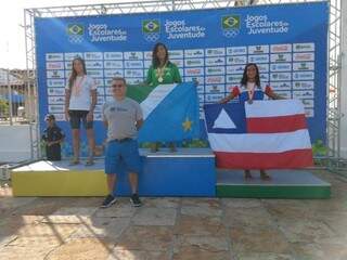 Gabriela Cardoso levanta bandeira do Estado no alto do pódio (Foto: Divulgação)