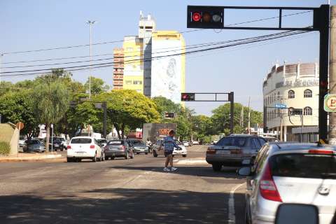 Falta de sinalização em ruas causa irregularidades e acidentes no trânsito 