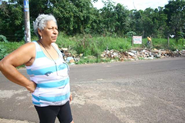 Relapsos transformam final de rua em lix&atilde;o e revoltam moradores