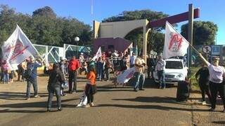 Manisfestantes fecharam portão principal da UFMS. (Foto:Divulgação)