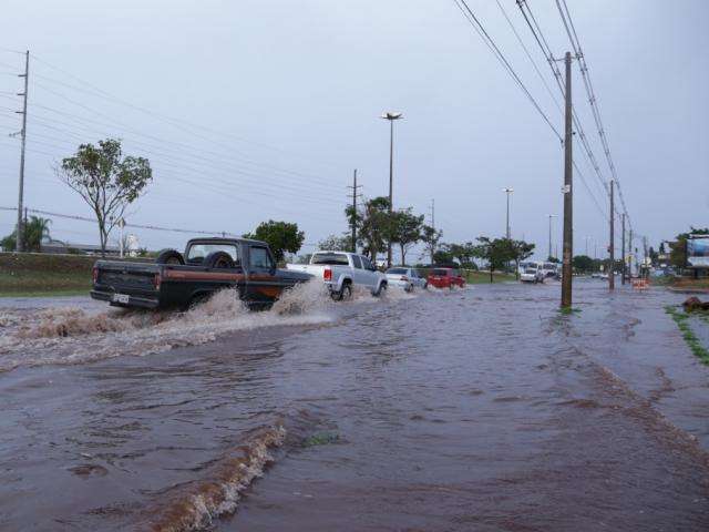 Chuva rápida é suficiente para provocar alagamento na Cônsul Assaf Trad