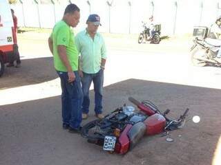 Motocicleta ficou caída no chão após colisão com caminhão (Foto: Lucimar Couto)
