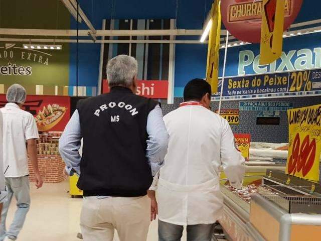 Procon autua hipermercado por adultera&ccedil;&atilde;o em validade de carnes