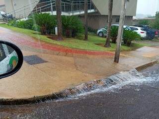 água subiu em calçada na Avenida Eduardo Elias Zahran. (Foto: Maressa Mendonça)